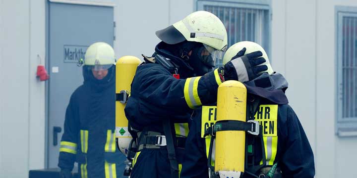 Breathing-apparatus-and-air-cylinders